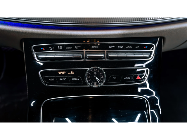 Mercedes-Benz E 220 * 4Matic* 360* lane assist* лизинг* AMG Line - автомобили, коли, обяви за нови и употребявани 13