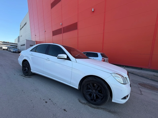 Mercedes-Benz E 220 Автоматик* Алкантара* УНИКаТ - автомобили, коли, обяви за нови и употребявани 1
