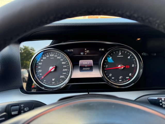 Mercedes-Benz E 220 AMG* LED* 9G* NaVi* КОжА* Камера - автомобили, коли, обяви за нови и употребявани 11