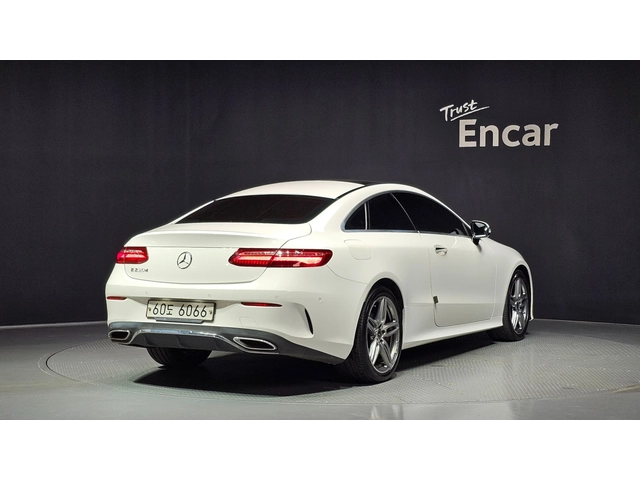 Mercedes-Benz E 220 - автомобили, коли, обяви за нови и употребявани 1