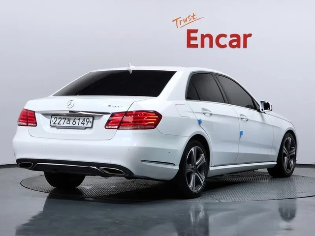 Mercedes-Benz E 220 - автомобили, коли, обяви за нови и употребявани 1