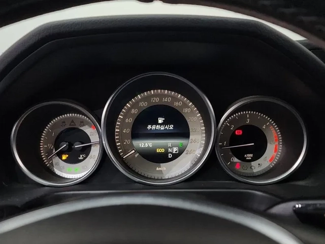 Mercedes-Benz E 220 - автомобили, коли, обяви за нови и употребявани 7