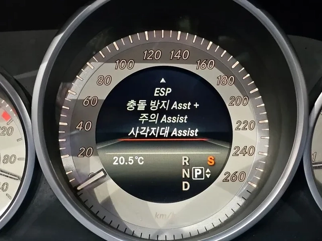 Mercedes-Benz E 220 - автомобили, коли, обяви за нови и употребявани 15