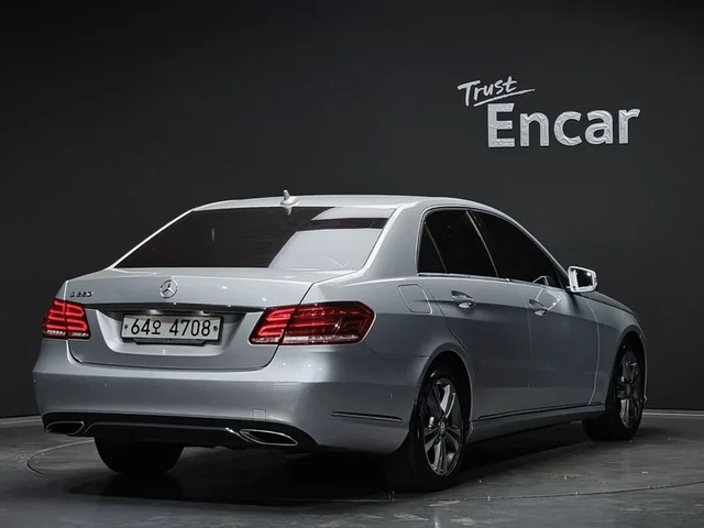Mercedes-Benz E 220 - автомобили, коли, обяви за нови и употребявани 1