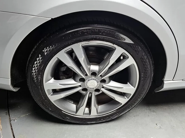 Mercedes-Benz E 220 - автомобили, коли, обяви за нови и употребявани 4
