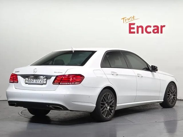 Mercedes-Benz E 220 - автомобили, коли, обяви за нови и употребявани 1