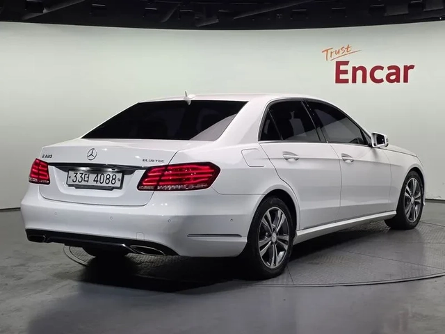 Mercedes-Benz E 220 - автомобили, коли, обяви за нови и употребявани 1