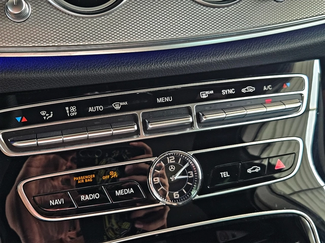 Mercedes-Benz E 220 AMG/4MAT/HUD/PANO/DIGITAL/CAMERA/ПОДГРЕВ/AMBI/LIZI - автомобили, коли, обяви за нови и употребявани 11