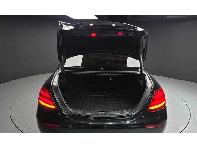Mercedes-Benz E 220 4 Matic* Accident free - автомобили, коли, обяви за нови и употребявани 4