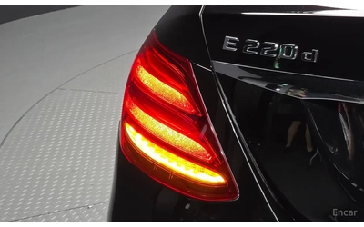 Mercedes-Benz E 220 4 Matic* Accident free - автомобили, коли, обяви за нови и употребявани 16