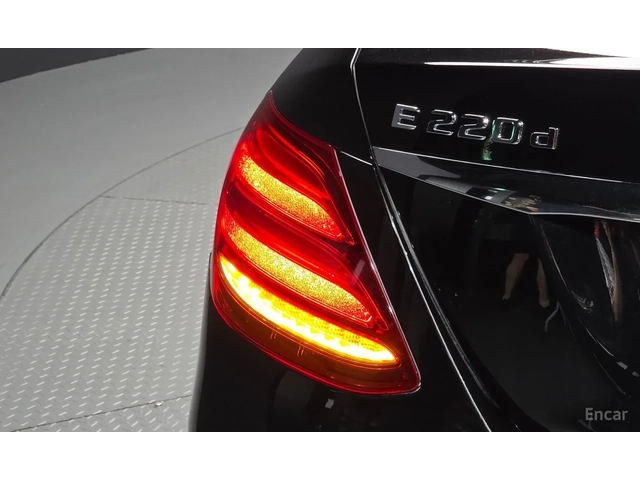 Mercedes-Benz E 220 4 Matic* Accident free - автомобили, коли, обяви за нови и употребявани 16