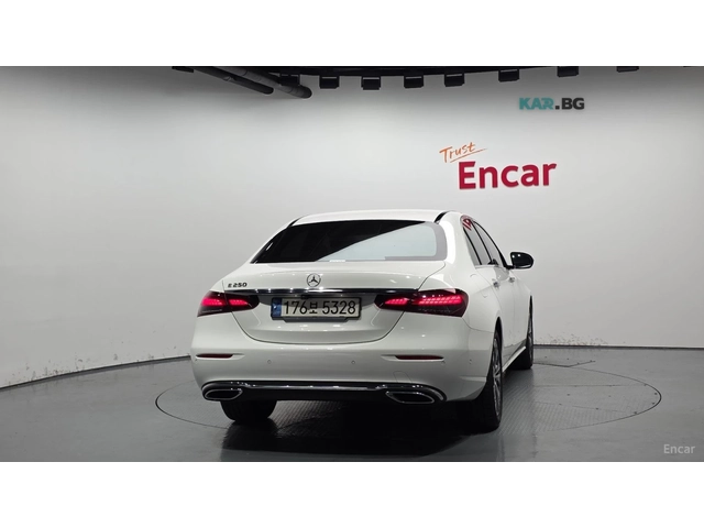 Mercedes-Benz E 250 * 360* ПАНО* KEYLESS* Camera* ПОДГРЕВ* - автомобили, коли, обяви за нови и употребявани 3
