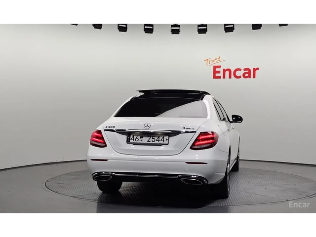 Mercedes-Benz E 300 4 Matic /DISTRONIC/360 CAM / ОБДУХ / HEAD UP/ PANO - автомобили, коли, обяви за нови и употребявани 3