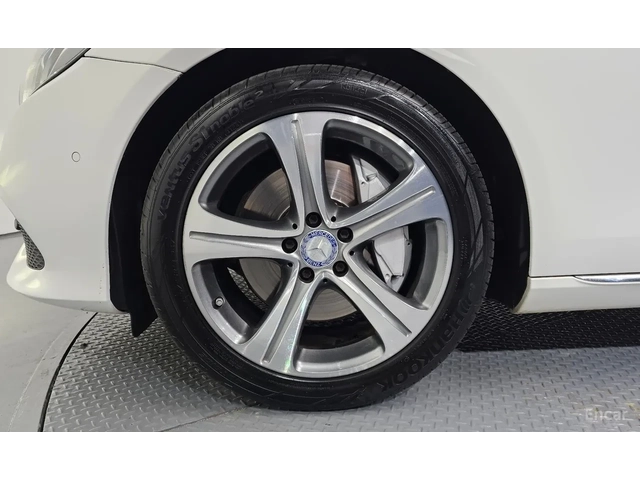 Mercedes-Benz E 300 4 Matic /DISTRONIC/360 CAM / ОБДУХ / HEAD UP/ PANO - автомобили, коли, обяви за нови и употребявани 4