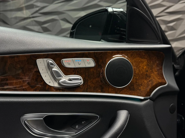 Mercedes-Benz E 400 d 4Matic AMG Line* Pano* Camera* 360 - автомобили, коли, обяви за нови и употребявани 13