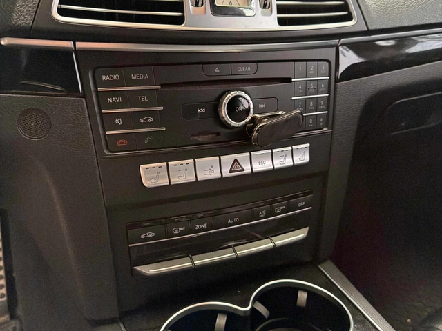 Mercedes-Benz E 400 ПОДГРЕВ * 360 * АВТОКРЕДИТ * CARFAX - автомобили, коли, обяви за нови и употребявани 7