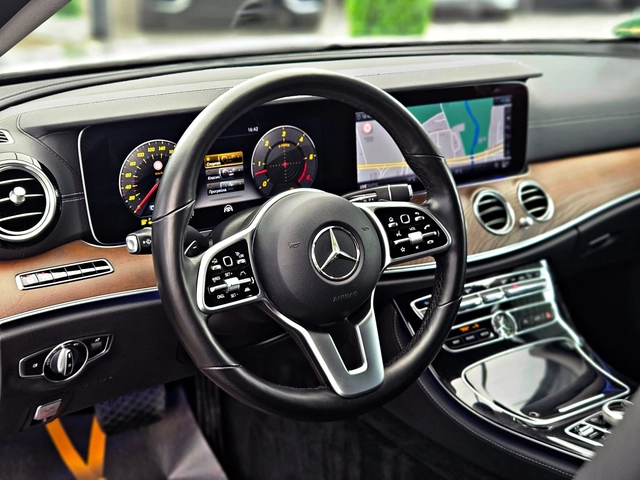 Mercedes-Benz E 400 AMG/4MAT/DISTR/МАСАЖ/360CAM//ОБДУХ/BURMESTER/LIZIN - автомобили, коли, обяви за нови и употребявани 9