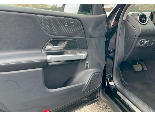 Mercedes-Benz GLB GLB 180 d - автомобили, коли, обяви за нови и употребявани 6