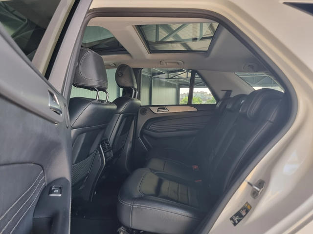 Mercedes-Benz ML 350 Panorama* AMG* Keyless* Distronic* Camera* - автомобили, коли, обяви за нови и употребявани 9