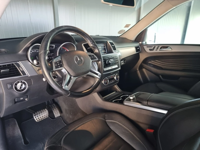 Mercedes-Benz ML 350 Panorama* AMG* Keyless* Distronic* Camera* - автомобили, коли, обяви за нови и употребявани 8