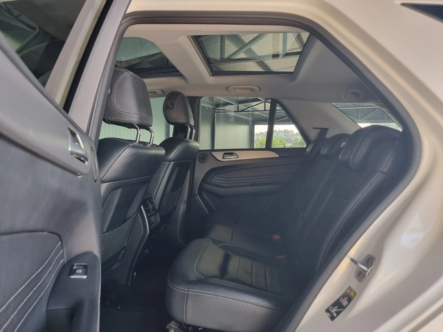 Mercedes-Benz ML 350 Panorama* AMG* Keyless* Distronic* Camera* - автомобили, коли, обяви за нови и употребявани 9