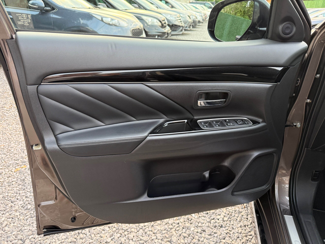 Mitsubishi Outlander 2.4PHEV 4WD Plug in Hybrid - автомобили, коли, обяви за нови и употребявани 20