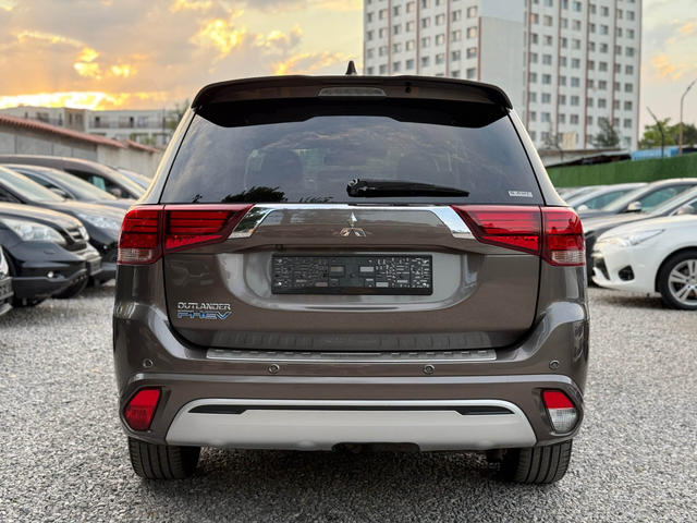 Mitsubishi Outlander 2.4PHEV 4WD Plug in Hybrid - автомобили, коли, обяви за нови и употребявани 6