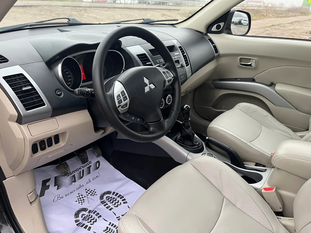 Mitsubishi Outlander 2.0TDI-4x4-6+ 1-ITALIA - автомобили, коли, обяви за нови и употребявани 12