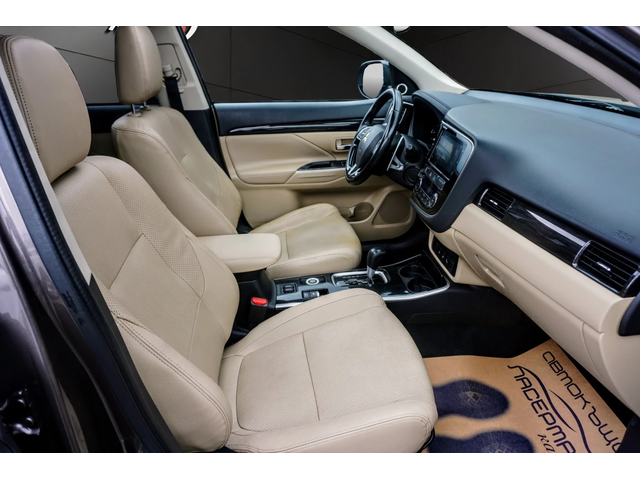 Mitsubishi Outlander 2.2D INSTYLE PLUS AWD - автомобили, коли, обяви за нови и употребявани 11