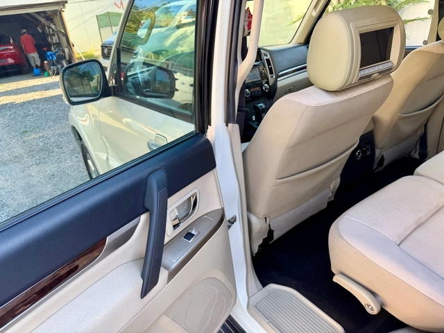 Mitsubishi Pajero Pajero 3.6 - автомобили, коли, обяви за нови и употребявани 10