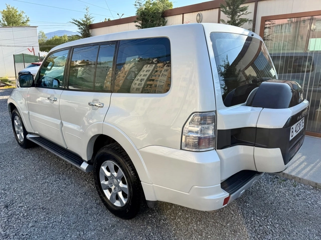 Mitsubishi Pajero Pajero 3.6 - автомобили, коли, обяви за нови и употребявани 2