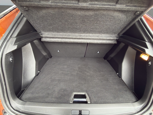 Peugeot 2008 GT 1.2 PureTech 130 EAT8 EURO6 - автомобили, коли, обяви за нови и употребявани 12