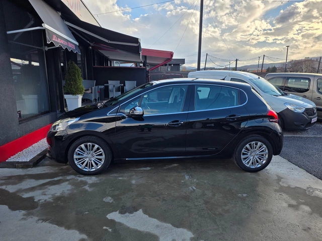 Peugeot 208 81774км 1.2I-110к.с EURO 6B-НАВИГАЦИЯ-ШВЕЙЦАРИЯ - автомобили, коли, обяви за нови и употребявани 6