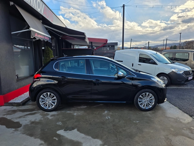 Peugeot 208 81774км 1.2I-110к.с EURO 6B-НАВИГАЦИЯ-ШВЕЙЦАРИЯ - автомобили, коли, обяви за нови и употребявани 7