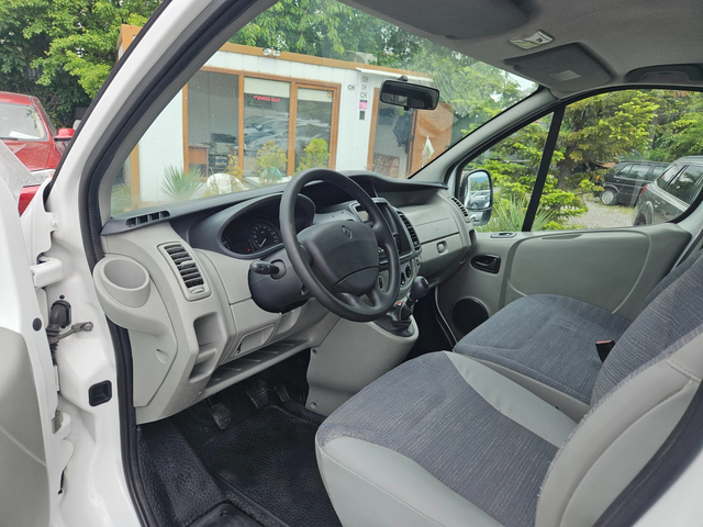 Renault 30 Renault Trafic 2.0tdi/115k.c - автомобили, коли, обяви за нови и употребявани 9