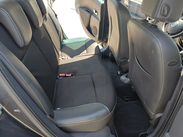 Renault Clio 1.2i  R - автомобили, коли, обяви за нови и употребявани 12