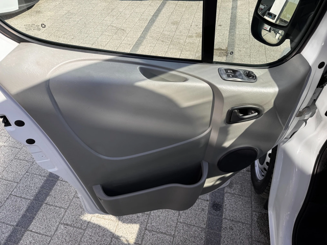 Renault Trafic 2.0dCI 5-местен Климатик - автомобили, коли, обяви за нови и употребявани 10