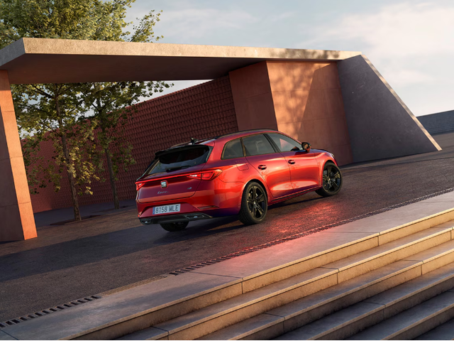 Seat Leon 2025 Sportstourer Black Pack Edition - автомобили, коли, обяви за нови и употребявани 1