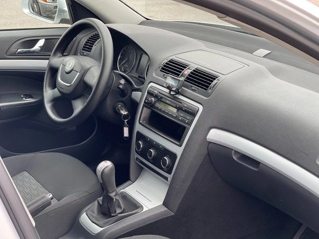 Skoda Octavia 1.6TDi 105к.с. - автомобили, коли, обяви за нови и употребявани 9