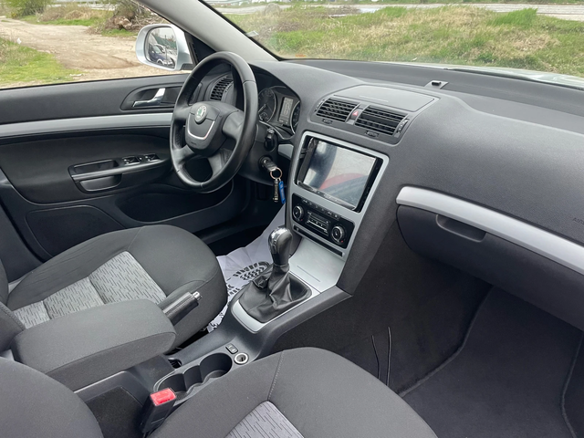 Skoda Octavia 1.6TDI-105-NAVI-ITALIA - автомобили, коли, обяви за нови и употребявани 4