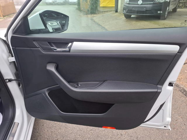 Skoda Superb 1.6TDI DSG Navi - автомобили, коли, обяви за нови и употребявани 11