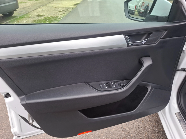 Skoda Superb 1.6TDI DSG Navi - автомобили, коли, обяви за нови и употребявани 6