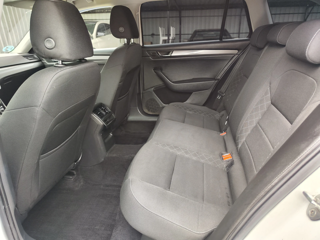 Skoda Superb CHERENPETUK* 2.0* DISTRONIC* LEDD* FACE* LIZING - автомобили, коли, обяви за нови и употребявани 5