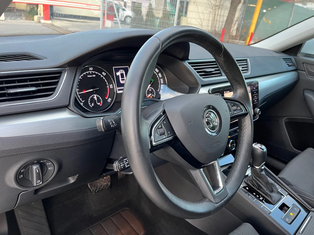 Skoda Superb 2.0TDI 190kc 4x4 Facelift - автомобили, коли, обяви за нови и употребявани 9