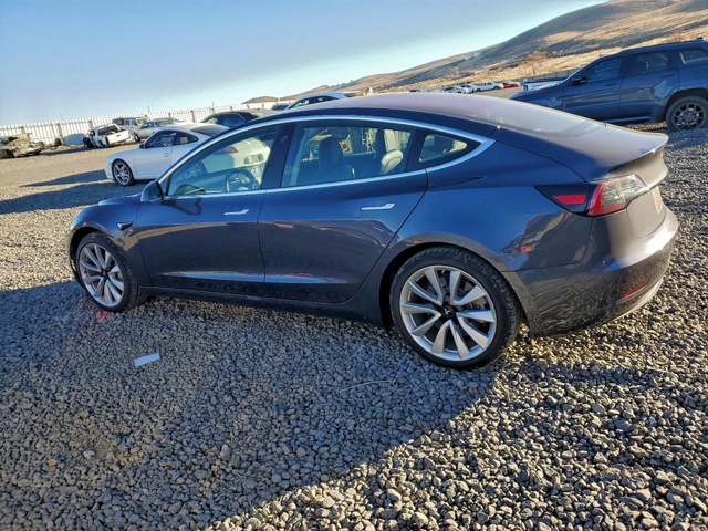 Tesla Model 3 ПОДГРЕВ* КАМЕРА* ПАНО* RWD - автомобили, коли, обяви за нови и употребявани 3