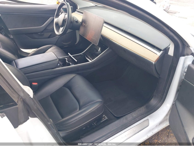 Tesla Model 3 ELECTRIC Rear Wheel Drive - автомобили, коли, обяви за нови и употребявани 4