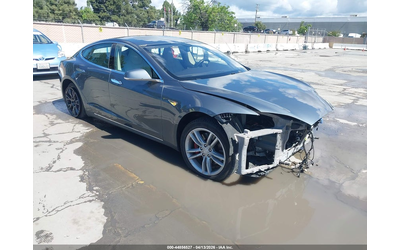 tesla-model-s-electric-rear-wheel-drive - 0
