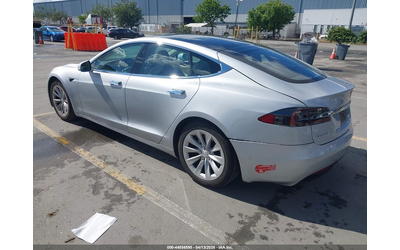 tesla-model-s-electric-rear-wheel-drive - 2