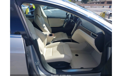 tesla-model-s-electric-rear-wheel-drive - 4