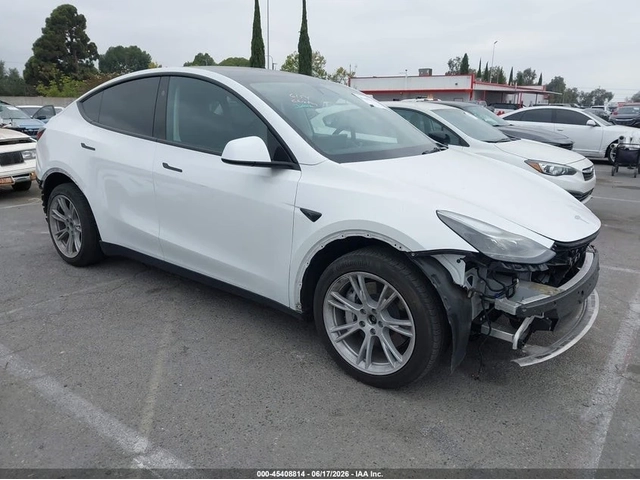 Tesla Model Y * LONG RANGE* DUAL MOTOR ALL-WHE* KEYLESS* Camera* - автомобили, коли, обяви за нови и употребявани 0